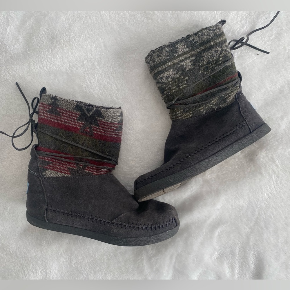 W’s Toms Moccasins size 7.5